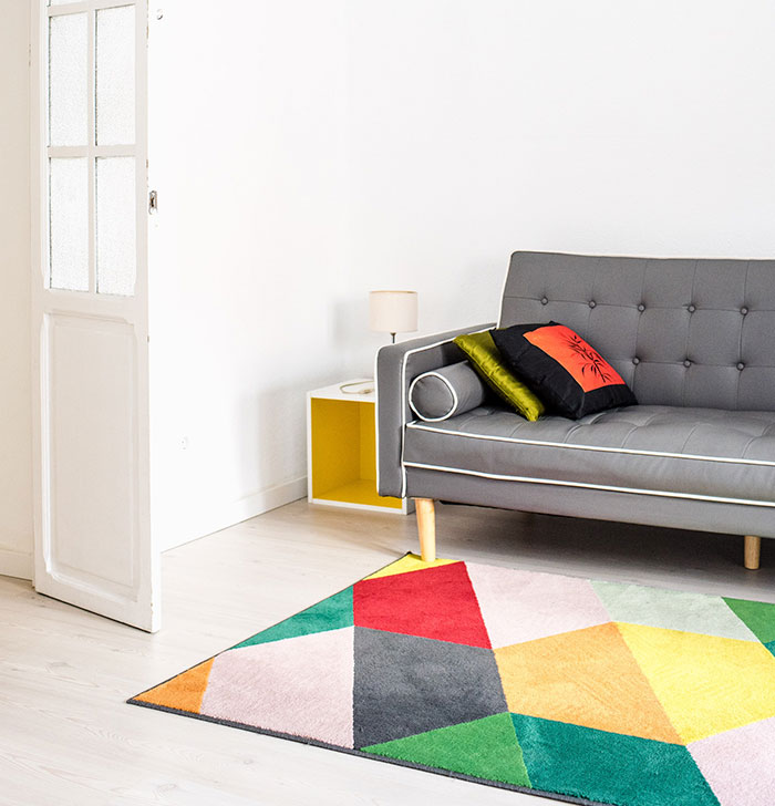 un sofa para una sala de estar - ¿Qué es un sofá tuxedo? Características y orígenes del sofá tuxedo