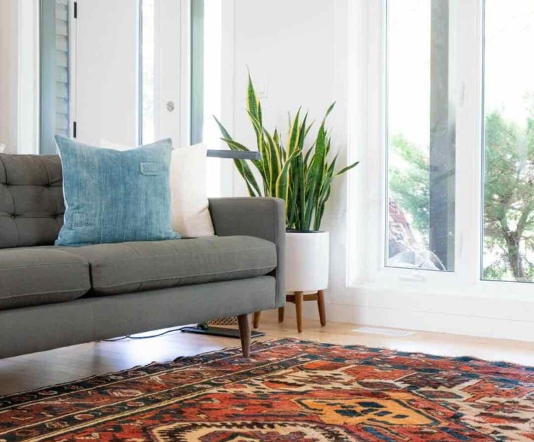 combinar alfombra con sofa gris
